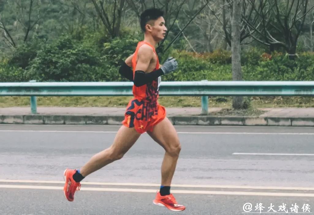 冠亚军出炉!男子组亚军丰配友刷新重马赛道国内纪录 冠亚军出炉!男子组亚军丰配友刷新重马赛道国内纪录